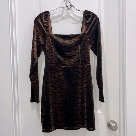 NWT Le Lis Tiger Print Long Sleeve Mini Dress Sz S - Picture 2 of 9